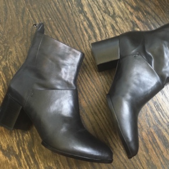 🆕 McQueen Leather Boots - Picture 14 of 17